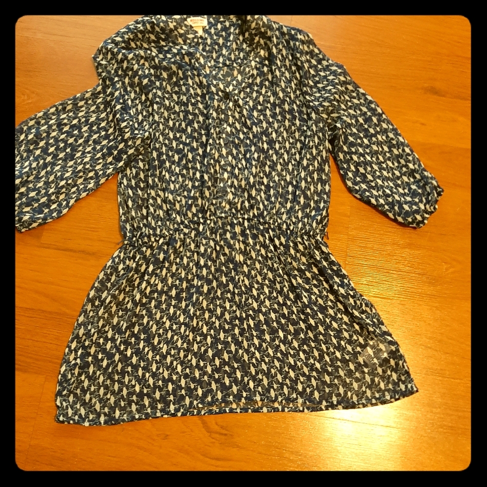 A cute shirt with little white birds on it